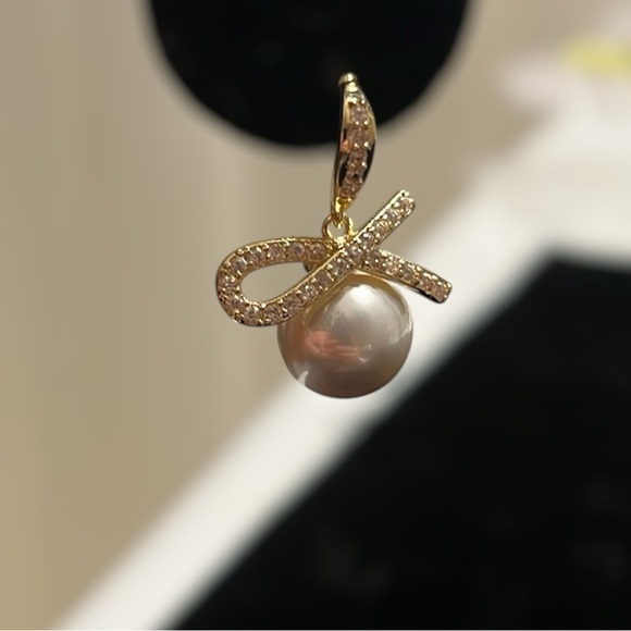 SHASHI Small Faux Pave Goldplated Ribbon Bow Pearl Drop Jewelry Earrings - Picture 7 of 16